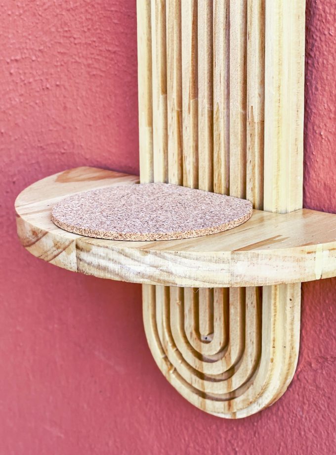 Estantería de madera para kokedamas